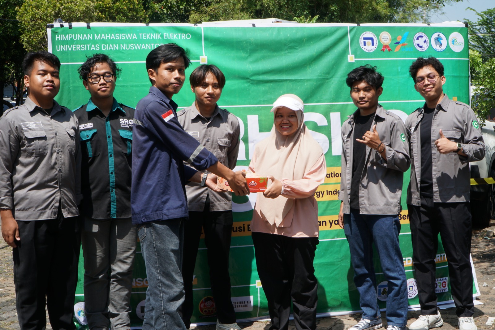 Penyerahan hadiah kepada Kelompok pemenang sesi pagi